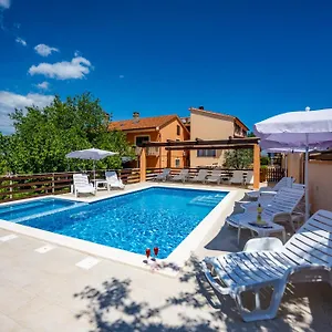 E-m With Private Pool Vinkuran